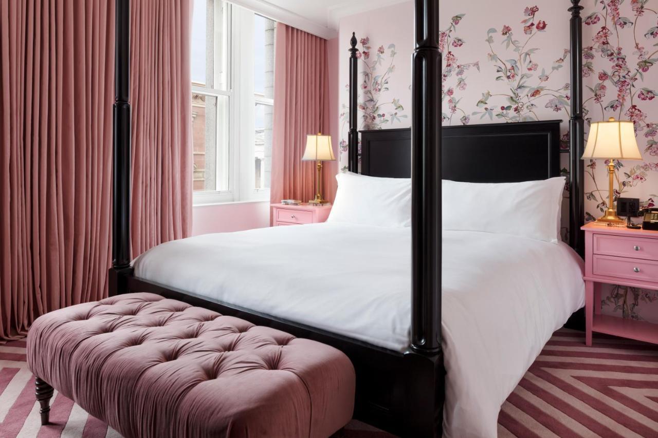 Riggs Washington Dc Hotell Exteriör bild A bedroom at The Carlyle