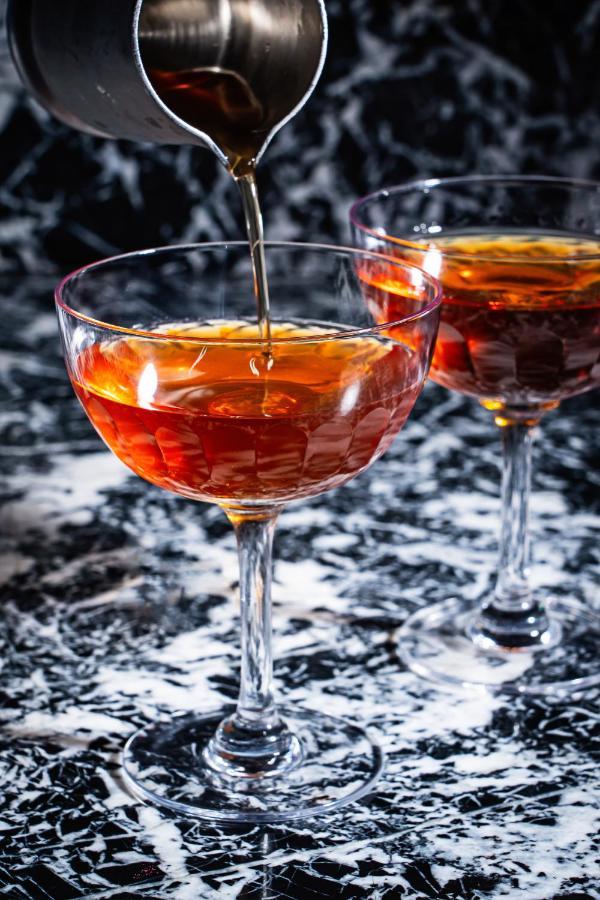 Riggs Washington Dc Hotell Exteriör bild A cognac being poured into a glass